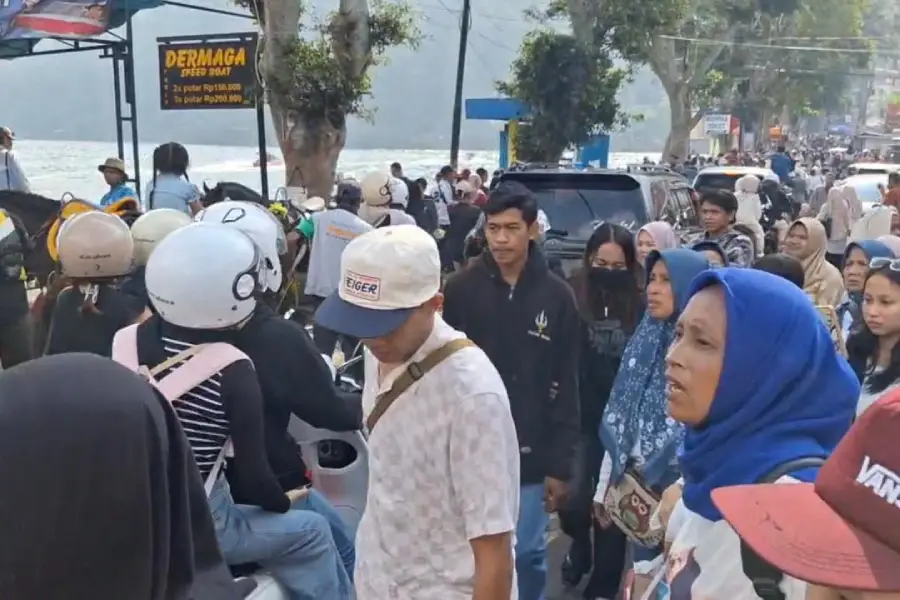 Libur Sekolah, Wisatawan Serbu Telaga Sarangan Magetan hingga Tembus 12 Ribu Pengunjung Foto BeritaJatim.com