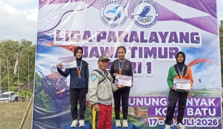 Santri SMP Sains Tebuireng Jombang Taklukkan Liga Paralayang Jatim 2026, Shanum Anjanique Raih Juara 2 Foto BeritaJatim.com