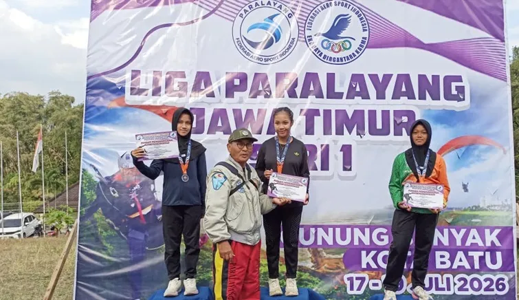 Santri SMP Sains Tebuireng Jombang Taklukkan Liga Paralayang Jatim 2026, Shanum Anjanique Raih Juara 2 Foto BeritaJatim.com