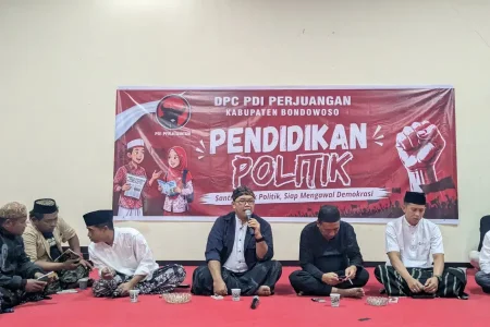 PDIP Bondowoso Rutin Gelar Malam Jumat Legi, Padukan Sholawatan, Dialog Warga hingga Ziarah Ki Ronggo Foto BeritaJatim.com