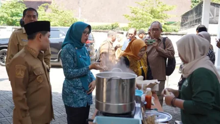 Dorong KPM PKH Naik Kelas Lewat Pelatihan Kuliner, Bupati Mojokerto Salurkan 67 Paket Bansos Foto BeritaJatim.com