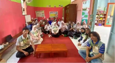 Mahasiswa KKN PSDKU UB Kediri Edukasi Warga Tulungagung Olah Jerami Jadi Briket Arang dan Bio-Disinfektan Daun Sirih Foto BeritaJatim.com