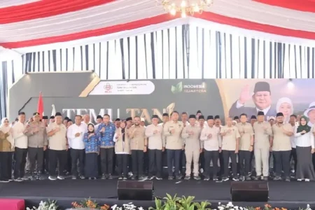 Wamentan Kukuhkan Pengurus HKTI Jatim 2026-2031, Dorong Kolaborasi Tingkatkan Kesejahteraan Petani Foto BeritaJatim.com