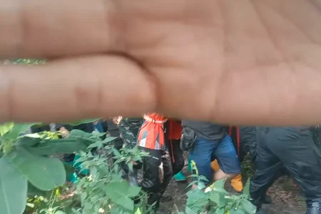 Polisi Larang Wartawan Ambil Gambar Evakuasi Bom Sepanjang 1,5 Meter di Blitar Foto BeritaJatim.com