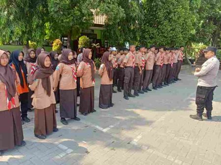 Cegah Narkoba dan Kenakalan Remaja, Polisi Sasar 200 Pelajar SMAN 1 Gedeg Foto BeritaJatim.com