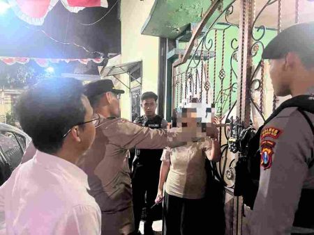 Pagar Digembok dari Luar, Dua Perempuan di Mojokerto Berhasil Diselamatkan Polisi Foto BeritaJatim.com