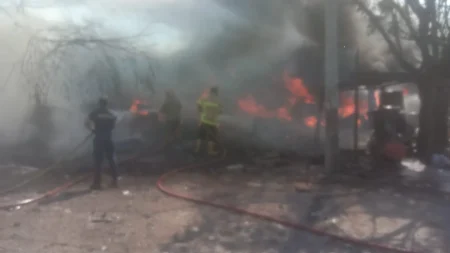 Tambal Ban di Jalan Kapten Darmo Sugondo Gresik Terbakar, Api Berkobar hingga 2 Jam Foto BeritaJatim.com