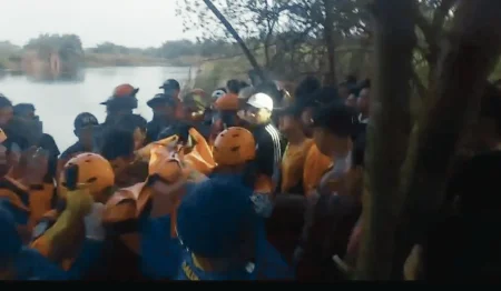 Usai Pencarian 5 Jam, Pemancing Tenggelam di Tambak Putatlor Gresik Ditemukan Meninggal Foto BeritaJatim.com