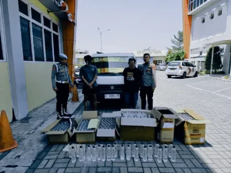 439 Botol Arak Bali Diangkut Pikap Melintasi Kebomas Gresik Foto BeritaJatim.com