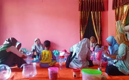Komunitas Mapak Bojonegoro Kampanyekan Pilah Sampah dan Daur Ulang Botol Plastik Foto BeritaJatim.com
