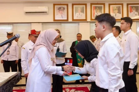 79 CPNS di Banyuwangi Terima SK Pengangkatan, 3 Dokter dan 17 Nakes Siap Perkuat Layanan Kesehatan Foto BeritaJatim.com