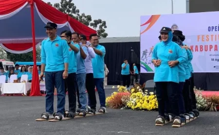 Bupati dan Wabup Bojonegoro Adu Kekompakan di Lomba Bakiak, Buka Forkab 2026 Foto BeritaJatim.com