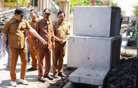 Betonisasi Jalan Tambakcemandi Sidoarjo Terlambat, Bupati Desak Kontraktor Kejar Target Foto BeritaJatim.com