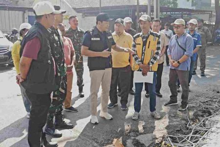 Sidak Betonisasi Jalan Krian-Kemangsen, Bupati Sidoarjo Soroti Alat Berat dan Keterlambatan Foto BeritaJatim.com