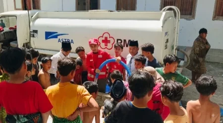 PMI Pamekasan Perluas Sasaran Distribusi Air Bersih ke Pesantren Foto BeritaJatim.com