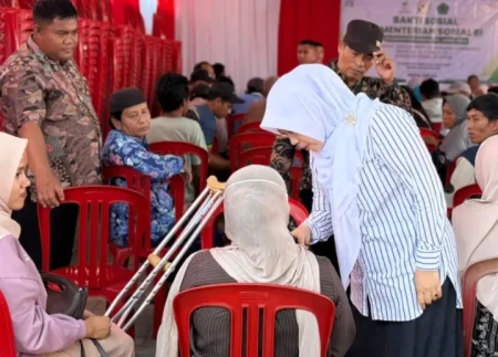 Hj Ansari Salurkan 116 Alat Bantu Disabilitas untuk Warga Pamekasan Foto BeritaJatim.com
