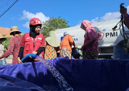PMI Pamekasan Distribusikan 490 Ribu Liter Air Bersih, Jangkau 22.772 Warga Terdampak Kekeringan Foto BeritaJatim.com