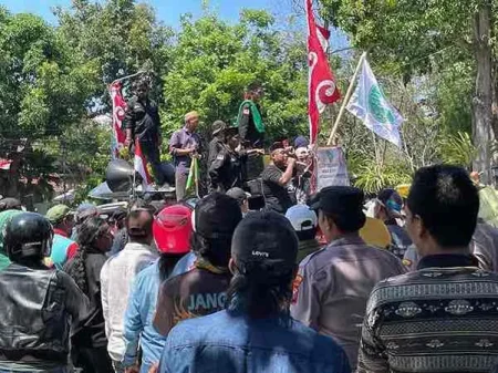 Ratusan Jukir Surabaya Unjuk Rasa, Tolak QRIS dan Desak Kejelasan Perlindungan Sosial Foto BeritaJatim.com