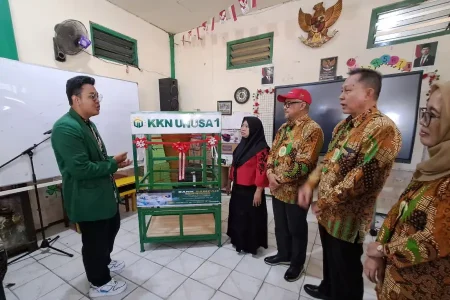 Mahasiswa KKN Unusa Rintis Bank Sampah di Kapasari Surabaya Foto BeritaJatim.com