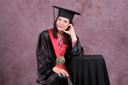 ISTTS Kukuhkan Esther Irawati Jadi Profesor AI Termuda Indonesia, Catat Rekor MURI! Foto BeritaJatim.com