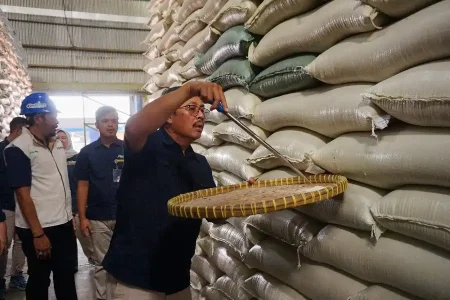 Direktur Pengadaan BULOG Blusukan ke Gudang dan Penggilingan Padi di Bondowoso Foto BeritaJatim.com
