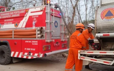 Damkarla Jombang Siagakan Tiga Unit Mobil Pemadam Saat Pembukaan Muktamar ke-35 NU Foto BeritaJatim.com