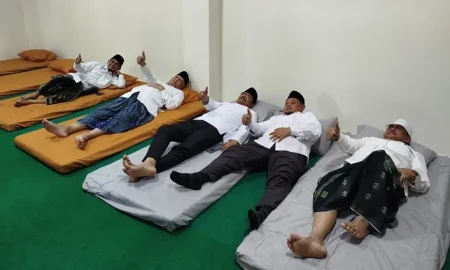 Gus Ipul dan Gus Kikin Kompak Jajal Tempat Tidur Peserta Muktamar NU di Tambakberas Jombang Foto BeritaJatim.com