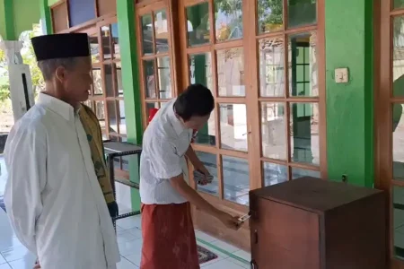Tiga Bocah Terekam CCTV Diduga Bobol Kotak Amal Masjid di Ngawi, Rp2 Juta Raib Foto BeritaJatim.com