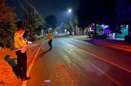Kecelakaan Motor dan Truk di Kwaron Jombang, Pengendara Honda Beat Luka Berat Foto BeritaJatim.com