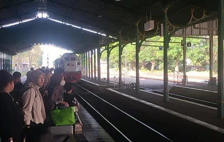 Peserta Muktamar NU Tak Perlu Khawatir Kehabisan Tiket, Stasiun Jombang Pastikan Ketersediaan Masih Aman Foto BeritaJatim.com