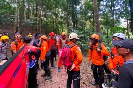 Dua Pendaki Profesional Ditemukan Tewas di Jurang Gunung Piramid Bondowoso, Evakuasi Dilanjutkan Besok Foto BeritaJatim.com