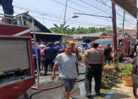 Rumah Warga di Mojokerto Terbakar Diduga Akibat Lupa Matikan Kompor Gas Foto BeritaJatim.com