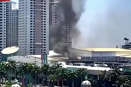 Asap Tebal Membubung dari PTC Surabaya, Ternyata Kardus Bekas Cooling Tower Terbakar Foto BeritaJatim.com