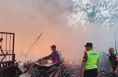 Gudang Rosok di Karas Magetan Terbakar, Kerugian Ditaksir Rp100 Juta Foto BeritaJatim.com