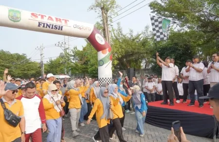 Semarakkan Hari Jadi ke-1097, Ribuan Pegawai Pemkab Pasuruan Ikuti Health Walk Foto BeritaJatim.com