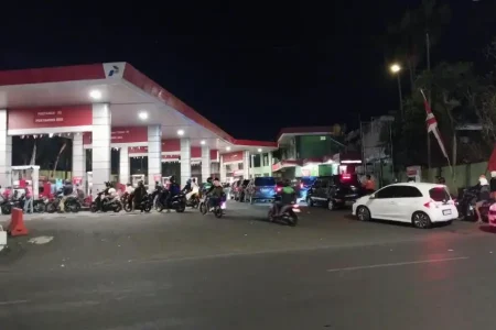 Antrean BBM Kembali Terjadi di Jember, Bupati Fawait akan Panggil Pertamina Foto BeritaJatim.com