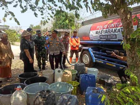 789 Warga Kalitengah Blitar Krisis Air Bersih, BPBD dan Polres Pasok 12 Ribu Liter Foto BeritaJatim.com