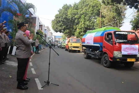 Polresta Tuban Salurkan 88 Ribu Liter Air Bersih untuk Warga Terdampak Kekeringan di Grabagan Foto BeritaJatim.com