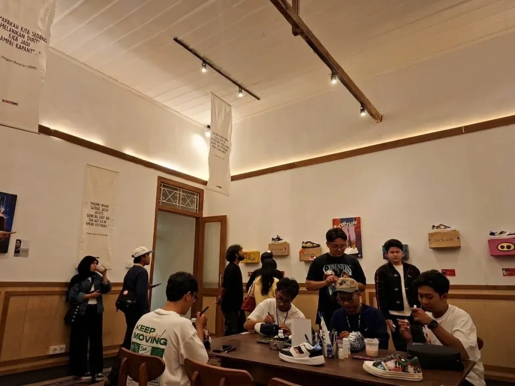 Pameran Seni Veridisquo Artchemist x Jackson: Ketika Puisi Amir Mantis Dituangkan ke Sepatu Lokal Foto BeritaJatim.com