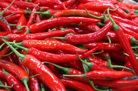 Harga Bahan Pokok Surabaya Senin 28 September 2026: Bawang dan Cabai Curi Perhatian Foto BeritaJatim.com