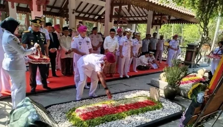 Komandan Kodiklatal Pimpin Ziarah TNI ke Makam Gus Dur di Pesantren Tebuireng Jombang Foto BeritaJatim.com