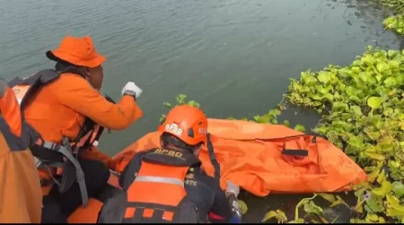 Akhir Pencarian Suparno di Sungai Brantas Jombang, Korban Ditemukan Meninggal di Rimbunan Eceng Gondok Foto BeritaJatim.com