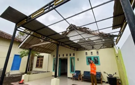 Angin Kencang Terjang Bondowoso, 4 Rumah Warga Rusak Foto BeritaJatim.com