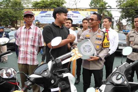 Polres Malang Kembalikan Motor dan HP ke Korban Pencurian Foto BeritaJatim.com