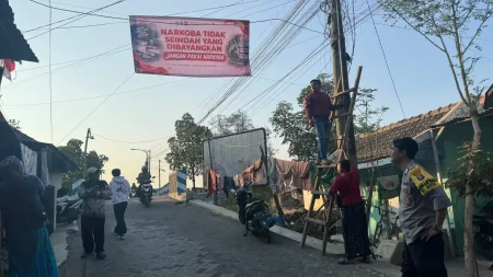 Gandeng Pemerintah Desa, Polres Pasuruan Kota Pasang Banner Antinarkoba di Titik Strategis Foto BeritaJatim.com