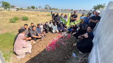 Tangis Keluarga Sefril, Pamit Tak Pulang Sebelum Tewas Terjebak Karhutla Bromo Foto BeritaJatim.com