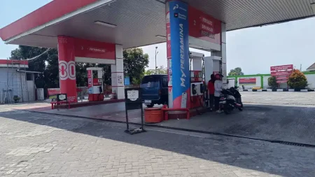 Warga Kesulitan Cari BBM, Kapolres Pasuruan Klaim Stok di 31 SPBU Tetap Aman Foto BeritaJatim.com