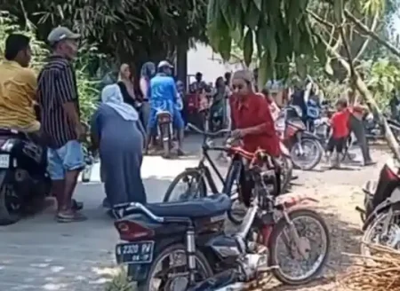 Asyik Nonton Jet Tempur di Tol Paspro, 2 Motor Warga Probolinggo Raib Foto BeritaJatim.com