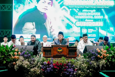 Ribuan Warga Padati Lapangan Kejayan, Puncak Hari Santri Pasuruan Dihadiri Gus Iqdam Foto BeritaJatim.com
