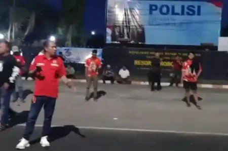 Madas Protes Dugaan Penangkapan Kasus Rokok Ilegal, Polres Probolinggo Didatangi Massa Hingga Blokade Jalan Pantura Foto BeritaJatim.com